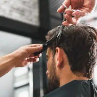 آرایشگر سیار با رعایت اصول بهداشتی