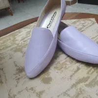 یک جفت کالج با رویه چرم صنعتی و پاشنه تخت و طبی