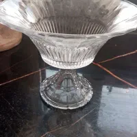تعدادی ظرف شیشه ای و پارچ، همه باهم یک تومان
