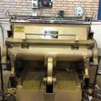 کارگر ساده آقا جهت کاردرکارتن سازی