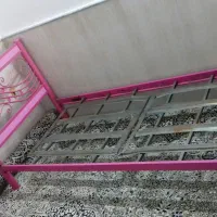 تخت یکنفره و سرویس رو تختی