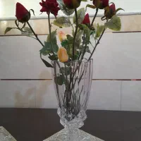 گلدان کریستال با گل رز