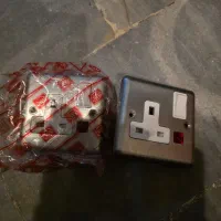 پریز لوکس۱۳ آمپر انگلیسیMKبدنه فلزی استیل/چراغدار