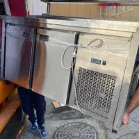 فروشنده و خریدار لوازم فست فود و رستوران