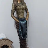 مجسمه ملکه مصر، طلایی رنگ