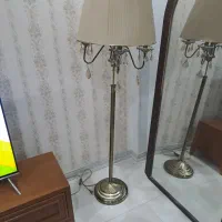 آباژور ایستاده