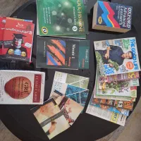 تعدادی کتاب و سی دی و فلش کارت آموزش زبان
