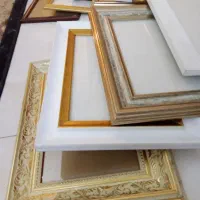 تعدادی قاب عکس طلایی و سفید