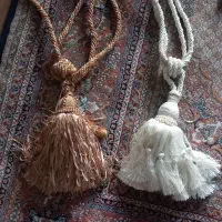 پرده جمع کن سفید و قهوه ای، نوار تزئینی منگوله دار