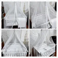 گهواره و تخت کنار مادر