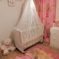تخت کنار مادر