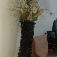 گلدان چوبی با گل های مصنوعی خارجی