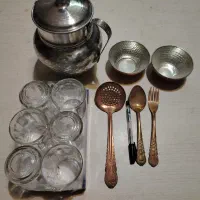 چند تیکه ظرف مسی و بلور
