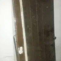 درب قهوهای همراه با چهارچوب درب