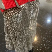 میز کار و قفسه استیل، دستکش زنجیری قصابی