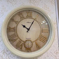 ساعت دیواری بسیار شیک وتمیز