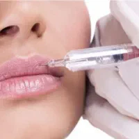 نیازمند مدل برای تزریق ژل لب