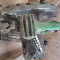 یک دستگاه آره هیتاچی مجمع (دیسکی)  رو میزی