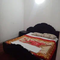 تخت دو نفره چوبی با تشک طبی فنری سالم و تمیز
