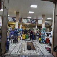 یک نفر نیروی کار در تعویض روغن وآپاراتی