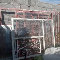 سه عدد پنجره درحد نو یک عدد درب ورودی
