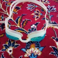 عینک برای استخر و اشانتیون هم یک انگشتر