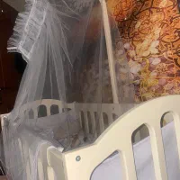 تخت نوزاد کنار مادر
