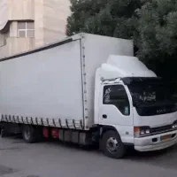 باربری حمل اثاث. کارگر اسباب کشی حرفه ای.