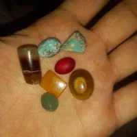 تعدادی نگین و سنگ راف فیروزه