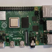 رزبری پای ۴ دو گیگ به همراه LCD تاچ و SD کارت 8G