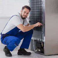 تعمیر انواع یخچال و فریزرهای خانگی و صنعتی(در محل)