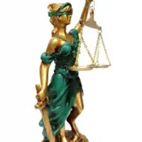 استخدام وکیل