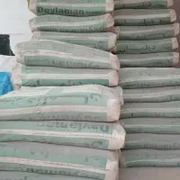 راننده با توان بار زدن در مصالح فروشی