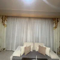 پنج‌متر پرده پلیسه و دو عدد کنار سالنی
