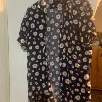 تعدادی شومیز وتیشرت زنانه درحده نو