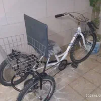 سه‌چرخه بزرگ ودرب توری چوبی