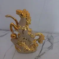 جا شمعی چوبی و اسب طلایی