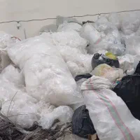 کارگر ساده تفکیک نایلون در کارگاه گرانول