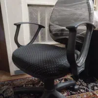 صندلی اداری و کامپیوتری
