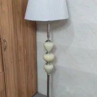آباژور ایستاده