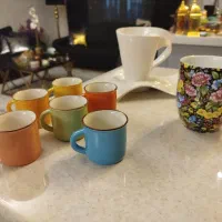 تعدادی لیوان و اسپرسو خوری