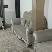 مبل راحتی  با میز و رو‌میزی