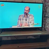 تلویزیون ۳۲ اینچ به همراه زیر تلویزیون