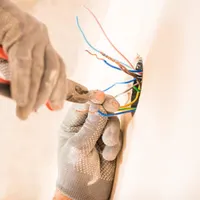 برقکار و لوله کش (برق و آب ساختمان)