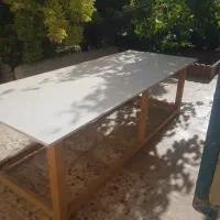 میز چوبی با صفحه هایگلاس
