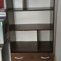 میز تحریر و کتابخانه