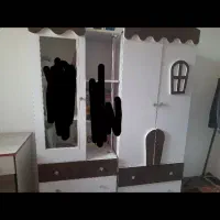 کمد دوتیکه لباس و میز تحریر.  بوفه