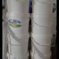 تعدادی سطل درب دار ۱۰کیلویی جای پنیر