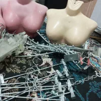 چند عدد رگال توپی چوب لباسی ومانکن