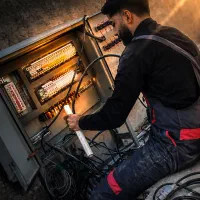 برقکار درتمام  نقاط شهرشبانه روزی رفع اتصالی